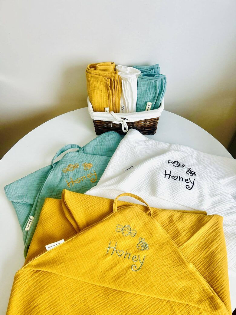 Muslīna dvielīši–sedziņas ar kapuci, dažādas krāsas