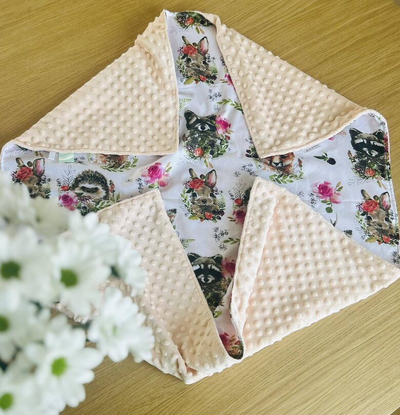 Sedziņa bērniem “Persiku minky flīss un boho meža zvēriņi”