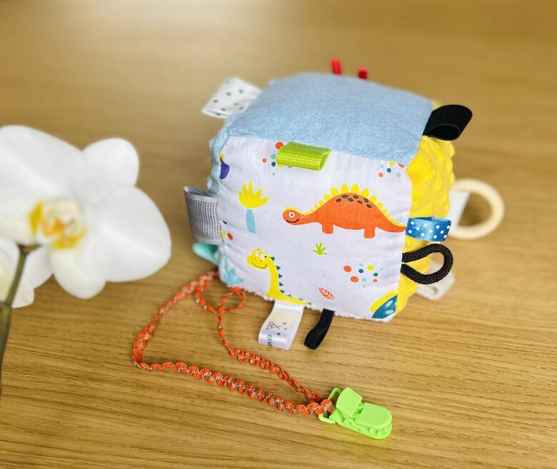 Attīstošais sensora kubs “Košie dinozauri”