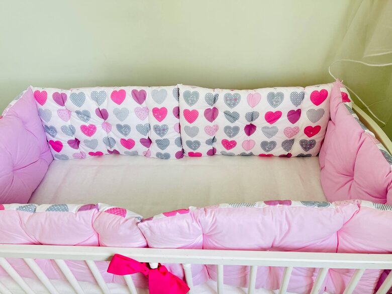 Mīkstās apmalītes gultiņai “Gaiši rozā ar sirsniņām”