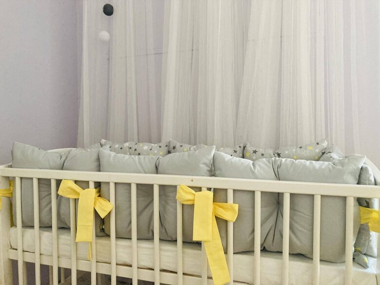 Mīkstās apmalītes gultiņai “Pelēcīgs dizains ar akcentu”