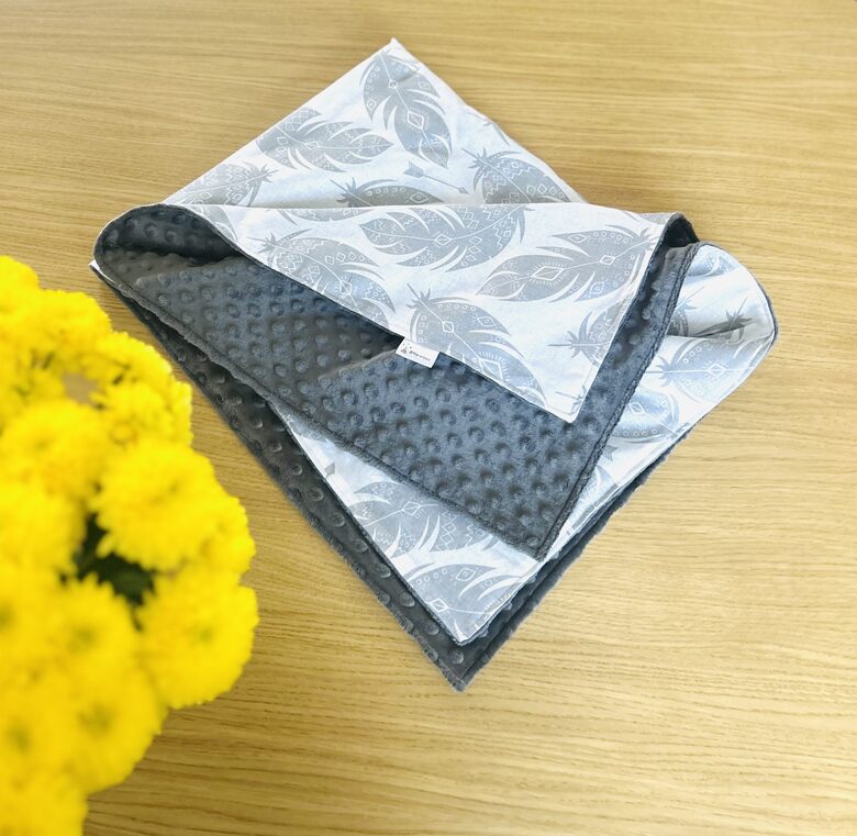 Sedziņa bērniem “Pelēkais minky flīss ar indiāņu spalvām”