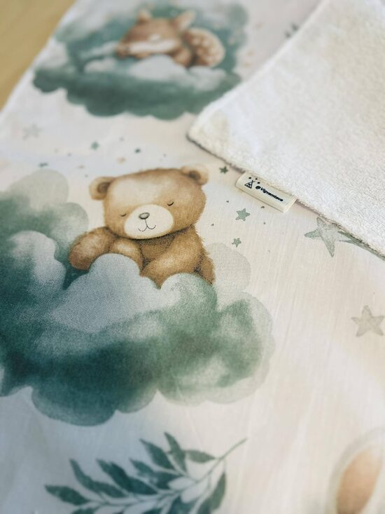 Mitrumnecaurlaidīgs aprūpes paladziņš "Guļošie dzīvnieciņi uz baltā fona"