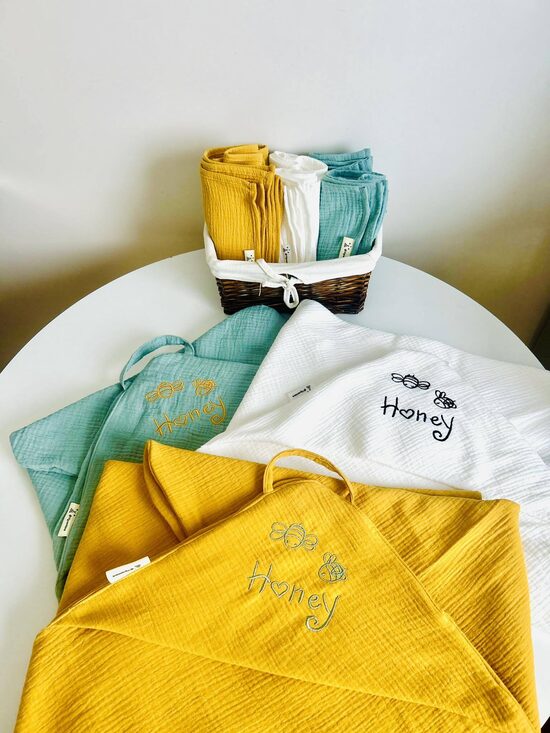 Muslīna dvielīši–sedziņas ar kapuci, dažādas krāsas