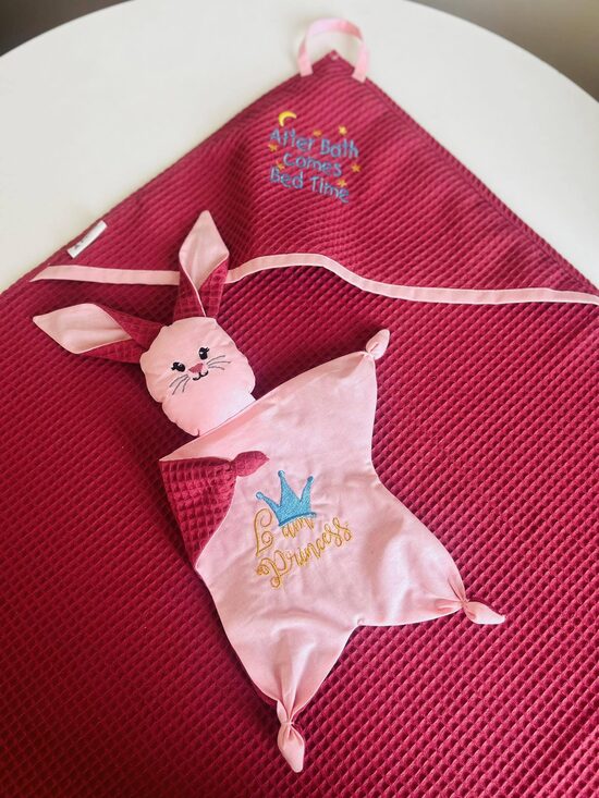 Miega zaķītis “Vafeļauduma siltums” ar mīļu izšuvumu