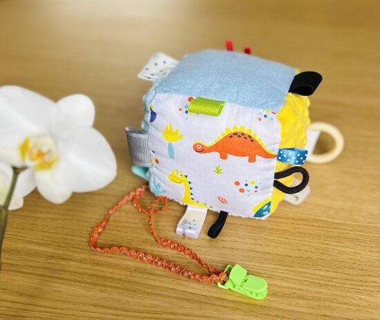 Attīstošais sensora kubs “Košie dinozauri”