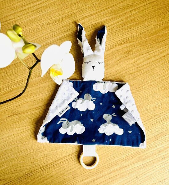 Miega zaķītis no minky flīsa un kokvilnas "Zaķis uz mākonīšiem"