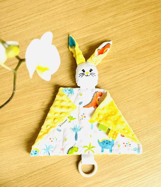 Miega zaķītis no minky flīsa un kokvilnas "Košie dinozauri"