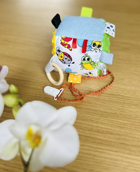 Attīstošais sensora kubs “Jautrie kukainīši”