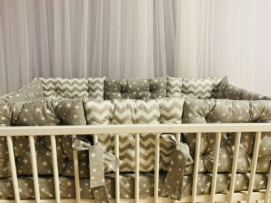 Mīkstās apmalītes gultiņai “Pelēcīgais dizains”