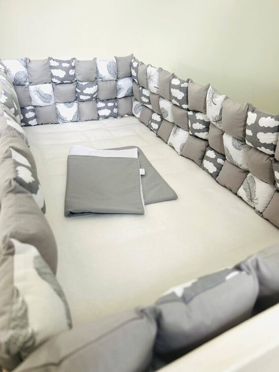 Mīkstās apmalītes gultiņai “Pelēkie mākoņi un spalvas”